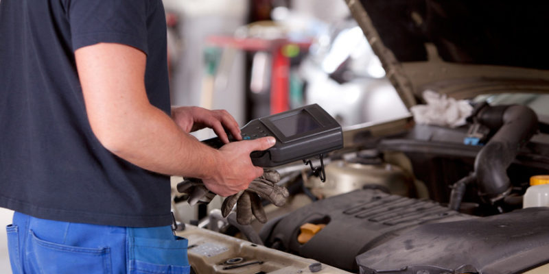 sprawdzanie silnika samochodu