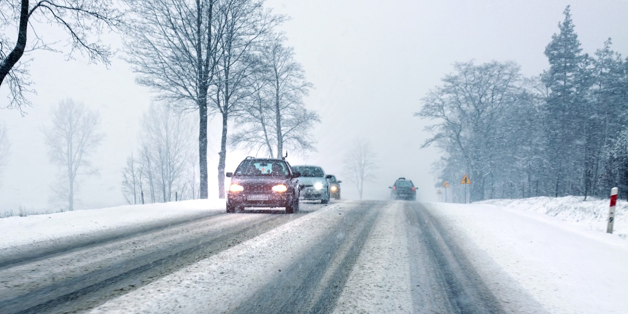 samochody na zaśnieżonej drodze