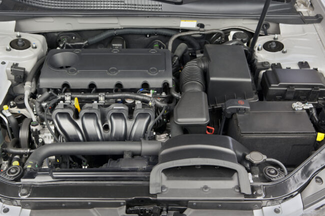 otwarta pokrywa silnika