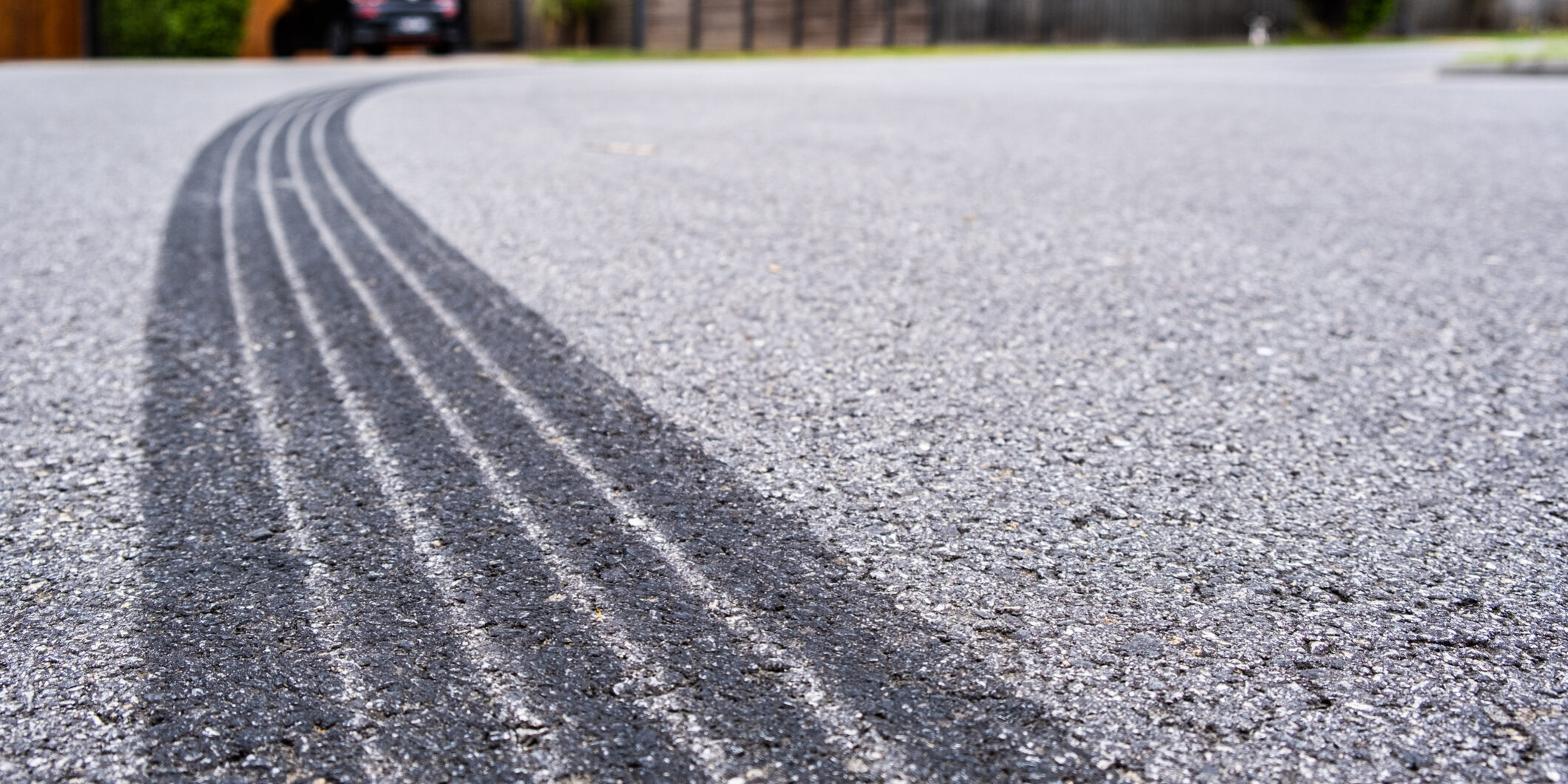 ślady po hamowaniu samochodu