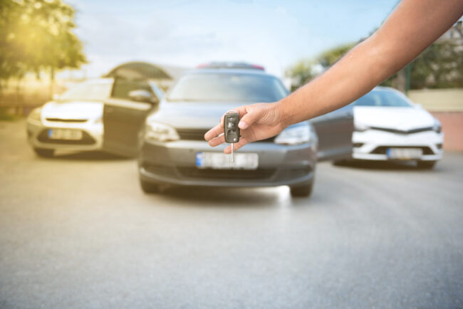kluczyki samochodowe w dłoni