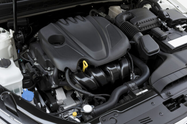 części mechaniczne w samochodzie pod maską