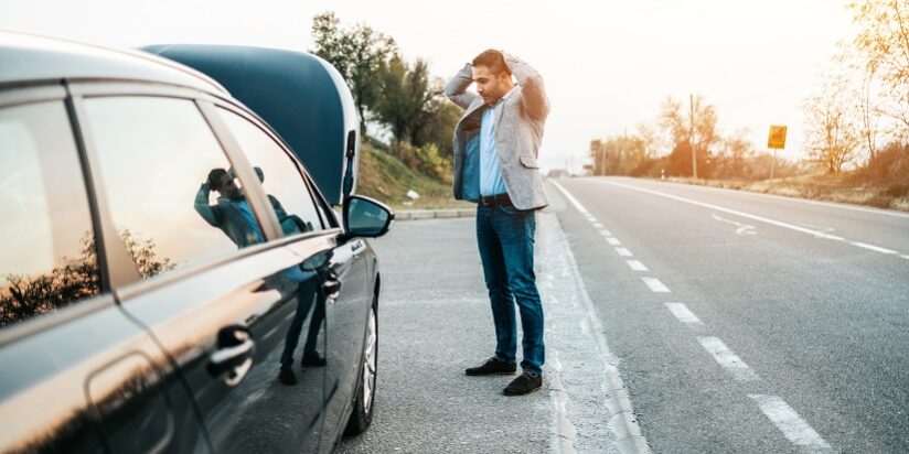 mężczyzna przy zepsutym samochodzie mężczyzna przy zepsutym samochodzie