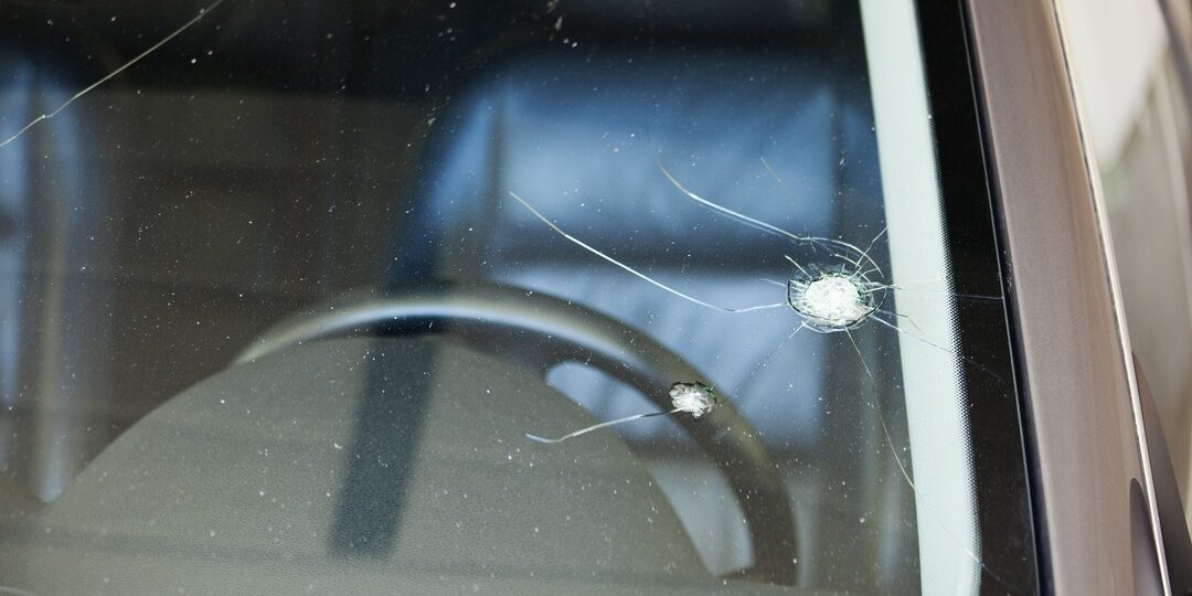pęknięta szyba w samochodzie