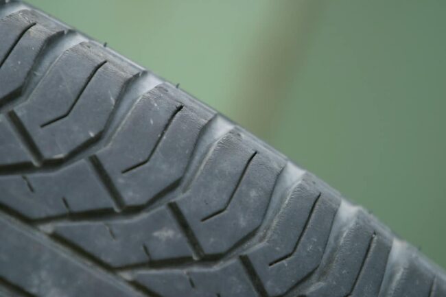 zużyta opona samochodowa