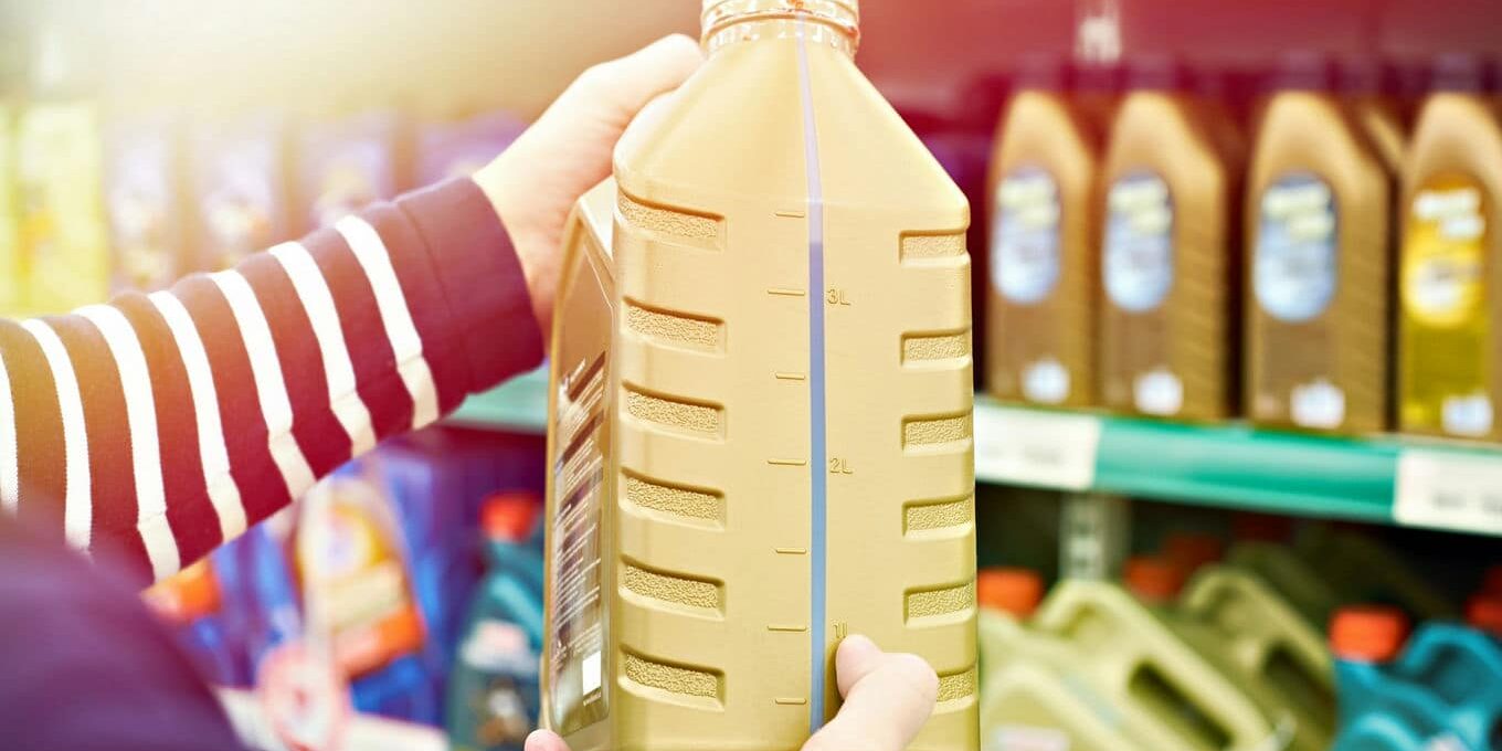 mężczyzna wybierający olej silnikowy