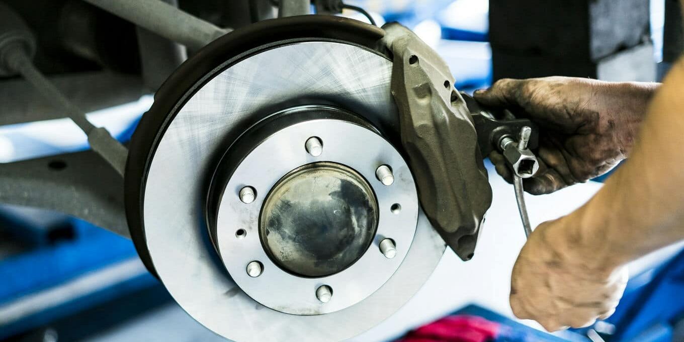 wymiana tarcz i klocków hamulcowych w samochodzie